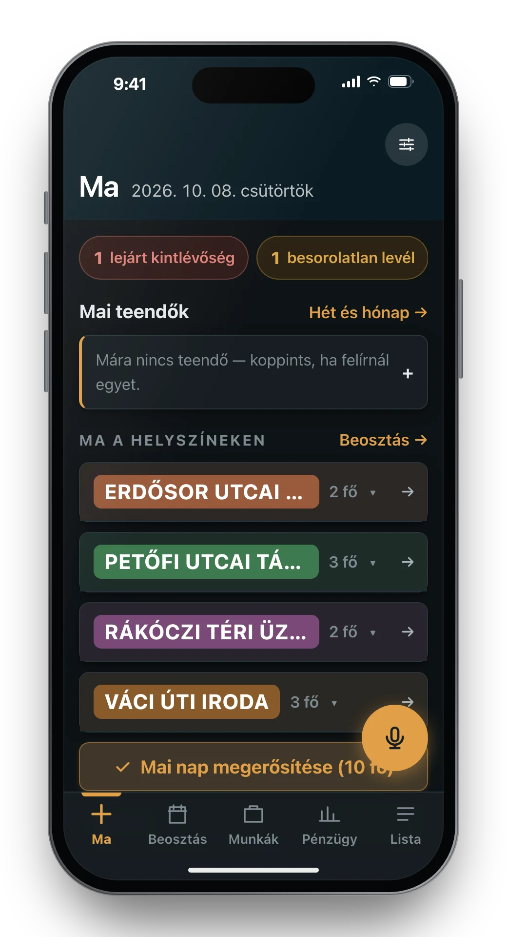 A munkairányító alkalmazás „Ma” képernyője telefonon: a napi helyszínek a beosztott emberek számával, a lejárt kintlévőség jelzése és a hangvezérlés mikrofongombja.